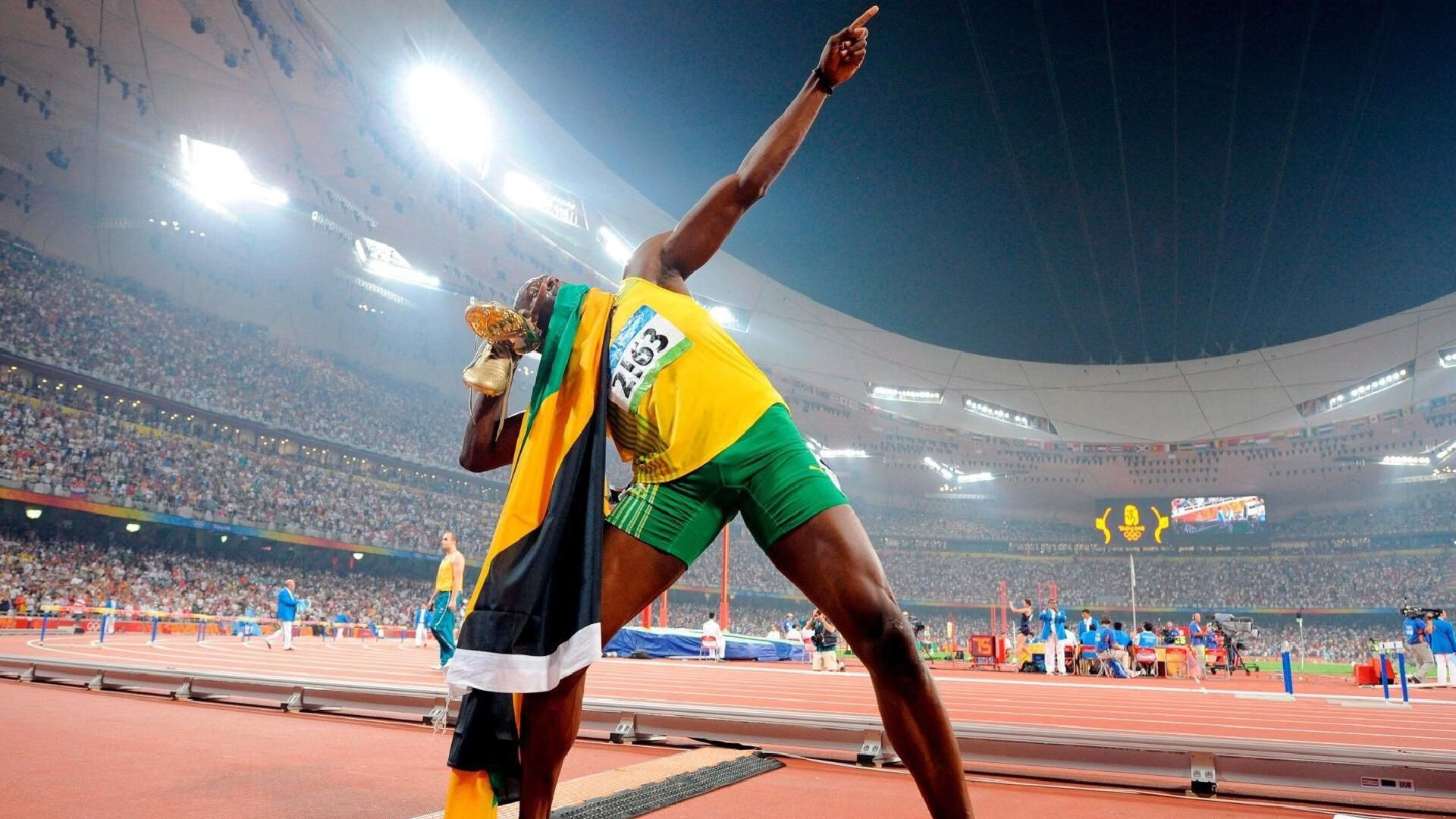 开云体育中国-全球F1粉丝共庆：赛季中最热闹的粉丝聚会，f1分站冠军最多的车手