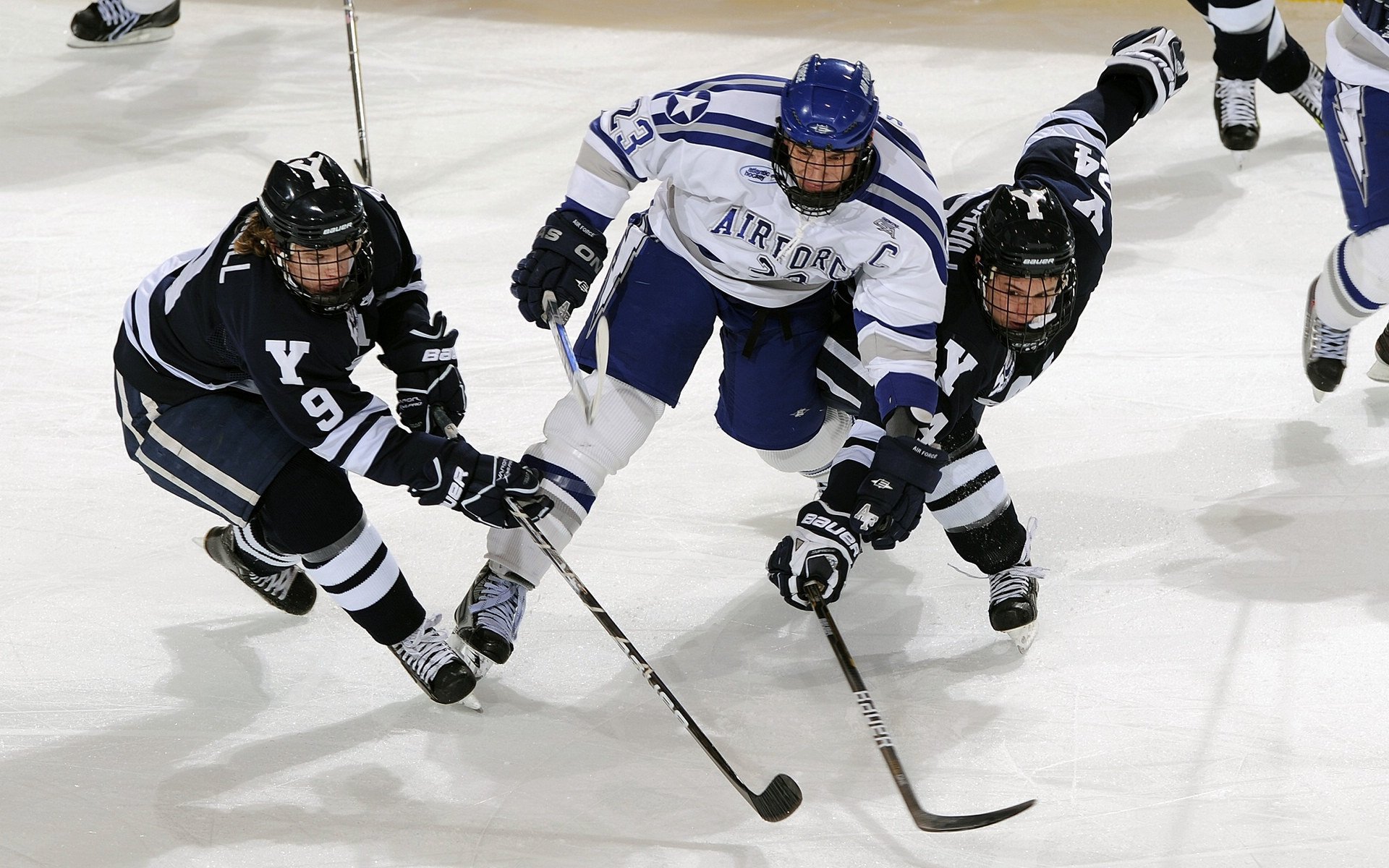 足球联赛引入VAR技术，减少误判提升比赛公正，足球比赛var什么意思